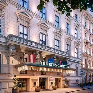 The Ritz-carlton, מלון